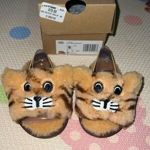 Ugg T fluff yeah slide tiger stuffie